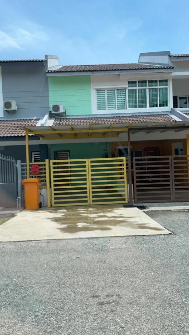 Purple Townhouse 3R2B Wifi Villa Sekinchan Buitenkant foto